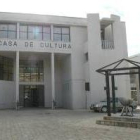 La imagen muestra la fachada de la Casa de Cultura de Fabero