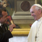 El presidente hondureño y el Papa, durante la reunión privada que mantuvieron en el Vaticano.