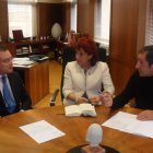Un momento de la reunión entre Fernando Salguero, Victorina Alonso  y Juan José Simón.