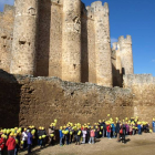 Cientos de personas 'abrazan' el castillo de Valencia de Don Juan