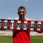 Claudio Medina durante su presentación como nuevo jugador de la Cultural y Deportiva Leonesa. FERNANDO OTERO