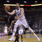 Marc Gasol hace una entrada en el partido ante Toronto.