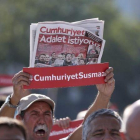 Un hombre muestra una copia del periódico Cumhuriyet durante la concentracion de esta mañana delante del Palacio de Justicia de Estambul (Turquía)
