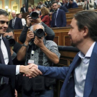 Pedro Sánchez saluda a Pablo Iglesias en el hemiciclo del Congreso tras el debate de la moción de censura.