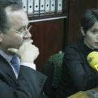 Saavedra, ayer en el despacho municipal del PSOE, escuchando a la concejala Olga Cañadas