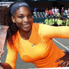 Serena Williams, con el trofeo que la acredita como ganadora del torneo de Charleston.