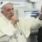 El papa Francisco en el avión al regreso de México con los periodistas.