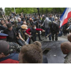 Activistas prorrusos se disponen a asaltar un edificio de la Administración regional, este martes, en Lugansk.