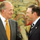 El rey Don Juan Carlos e Ibarretxe charlan amistosamente al inicio de la entrevista