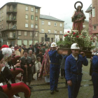 Mineros con su buzo por las calles de Fabero con Santa Bárbara a hombros. L. DE LA MATA