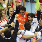 Todo el Reale Ademar estalla de júbilo al final tras lograr la clasificación para los cuartos de final de la Liga de Campeones después de dejar en la cuneta al Veszprém húngaro.