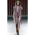 Una modelo luce unas de las creaciones de Belén Vidal.