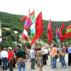 Más de una treintena de pendones fueron mecidos desde la iglesia hasta la plaza de Arriba.