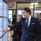 Suárez-Quiñones muestra a Ethel María Vázquez el modelo de transporte a la demanda. JUNTA