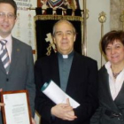 El secretario de la Junta Mayor recibió el pregón de manos de José Ramón Flecha