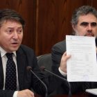 Folgueral muestra el documento de Tesorería, junto al concejal de Hacienda, Fernando Álvarez.