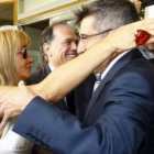 Carrasco y Fernández se abrazan, con la «bendición» de Villanueva.