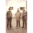 Matías, Alfaro y Wences, en el patio de la cárcel de León