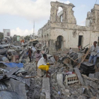 Un edificio destruido tras un ataque con un coche bomba en Mogadiscio.