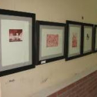 La exposición presenta numerosas pinturas de artistas leoneses