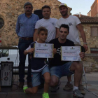 Sergio y Toñín con sus diplomas acreditativos del homenaje. DL