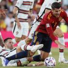 Álvaro Morata, autor del gol de España, recibe la entrada del defensor portugués Moutinho en un lance del partido. JOSÉ MANUEL VIDAL
