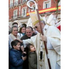 Rouco Varela acaricia a unos niños, ayer tras la celebración de la misa