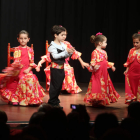 Espectáculo de sevillanas con bailarines noveles.