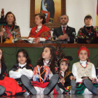Las mujeres acuden al Ayuntamiento para tomar el bastón de mando.