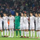 El equipo culturalista recibió el apoyo de una representación de la afición leonesa que jamás le dejó solo. En la imagen, el bloque titular que inició el partido en el Camp Nou. PEDRO SALADO