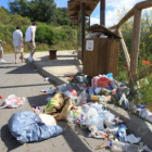 Las papeleras de Las Médulas están desbordadas después de un mes sin recogida.