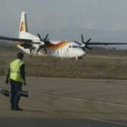 Imagen de un avión en la plataforma del Aeropuerto de León