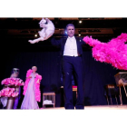 Fred Denver sorprendió al público con su número de magia clásica en el que toman parte nueve gatos persas.