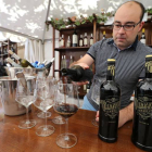 Pablo Franco con dos botellas del vermú Guerra