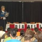 Miguel Martínez durante la lectura continuada de «El Quijote» en el IES San Andrés