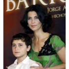 Maribel Verdú junto al protagonista de la película