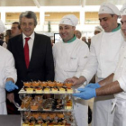 Miguel Martínez, con los cocineros de Paradores.