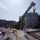 Los trabajadores inspeccionan la central nuclear de Fukushima.