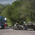 Soldados ucranianos vigilan un puesto de control establecido en la ciudad de Slaviansk.