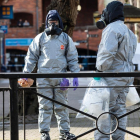 Agentes de la policía trabajan cerca del lugar donde se encontró al exespía Serguéi Skripal y a su hija Yulia tras el ataque con un agente nervioso en Salisbury (sur de Inglaterra). /