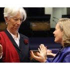 Christine Lagarde y Nadia Calviño hablan en la reunión del Eurogrupo ayer, en Luxemburgo. JULIEN WARNAND