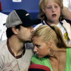 Enrique Iglesias besa a Anna Kurnikova, en Los Ángeles, en el 2004.