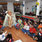 Los pequeños aplauden la llegada de los Reyes Magos cargados de juguetes.