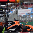 Fernando Alonso sale de boxes con su McLaren durante los entrenamientos libres del GP de Australia.
