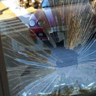 La puerta de TV-3 tras recibir el impacto de un coche.