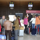 Pasajeros con destino a Croacia hacían cola ayer en el aeropuerto para embarcar.
