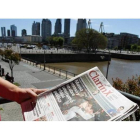 Un hombre observa la portada del diario 'Clarín', con el resultado de las elecciones argentinas, este lunes.