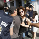 Una de las detenidas por participar en la Marcha del Orgullo Gay en Estambul.