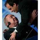 Michel Platini saluda a Johansson en el congreso celebrado ayer