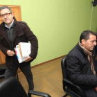 El alcalde Adolfo Canedo, de pie, y el ex regidor, sentado, ni se llegaron a saludar